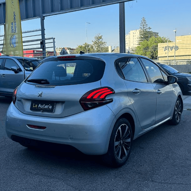 Peugeot  208 Active PURETECH 1.2 2018 4