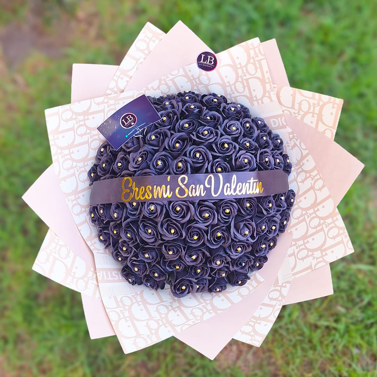 Ramo de 100 Rosas eternas papel dior  1