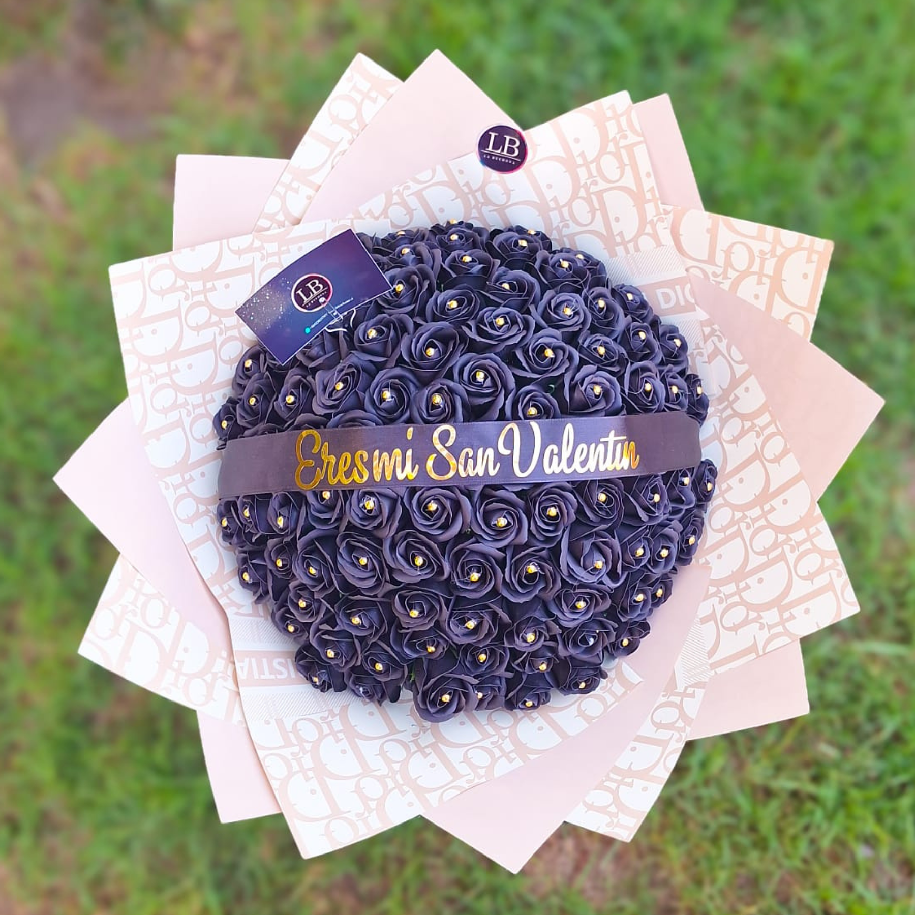 Ramo de 100 Rosas eternas papel dior  1