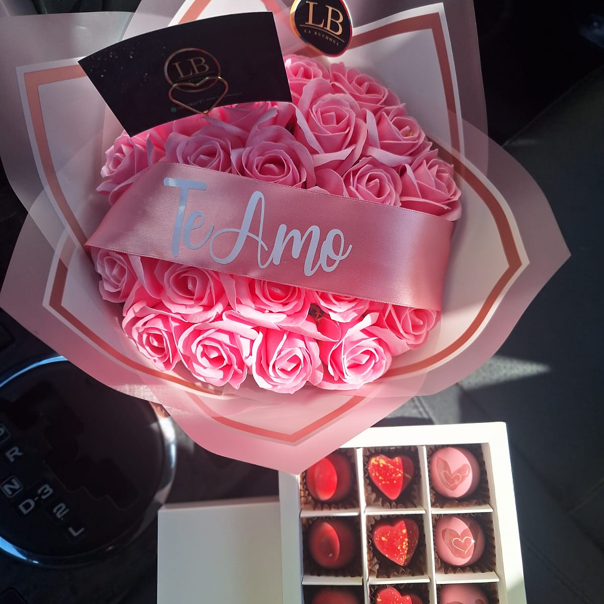 Ramo de 25 rosas eternas + bombones  1