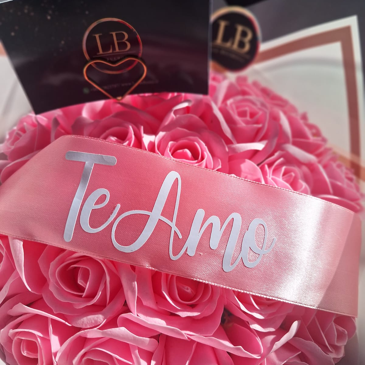 Ramo de 25 rosas eternas + bombones  2