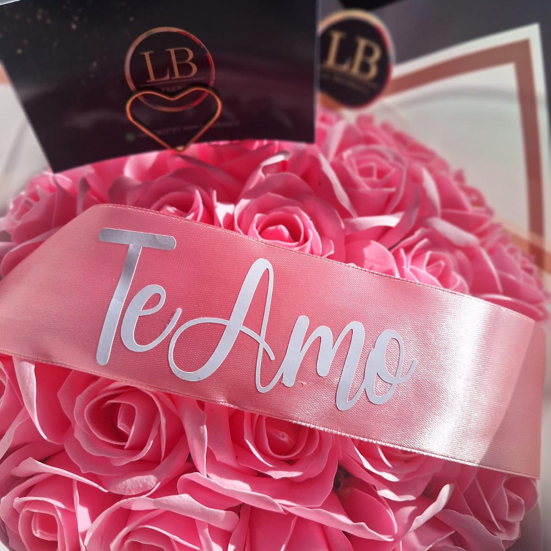 Ramo de 25 rosas eternas + bombones  2