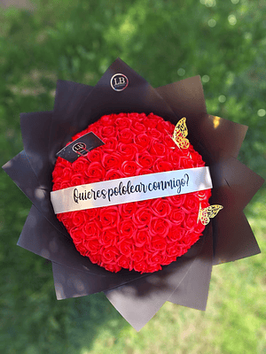 Ramo de 100 rosas eternas con propuesta de pololeo 