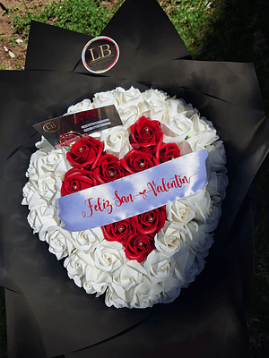 50 rosas Corazón eterno + Cinta Personalizada 