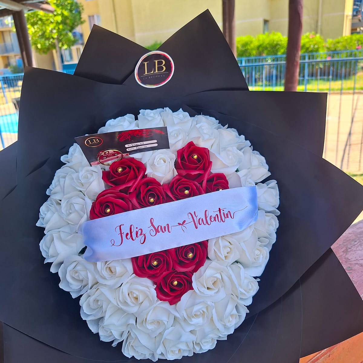 50 rosas Corazón eterno + Cinta Personalizada  2