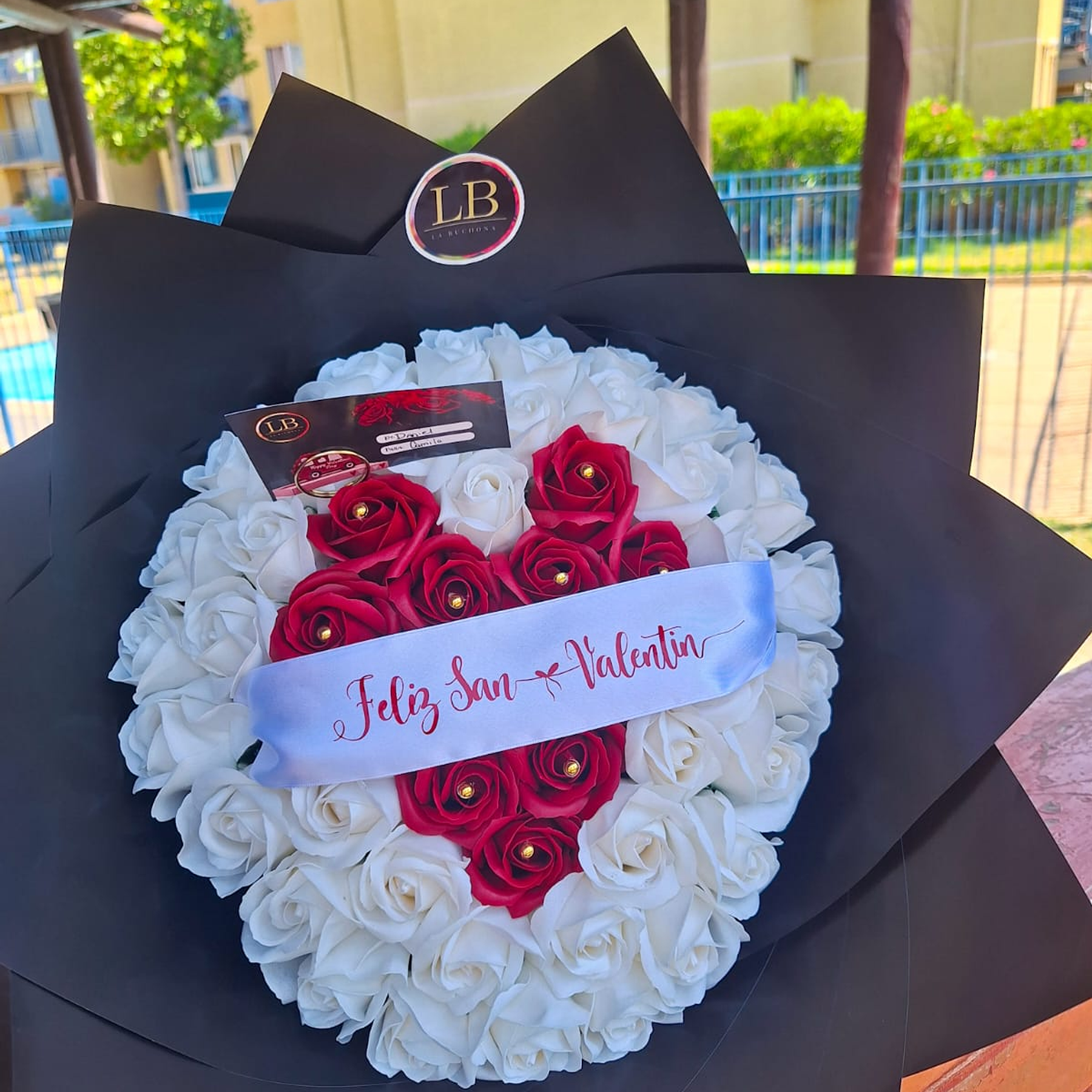 50 rosas Corazón eterno + Cinta Personalizada  2