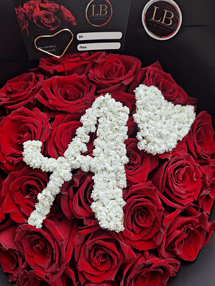 Ramo DE 25 Rosas Naturales con Inicial 