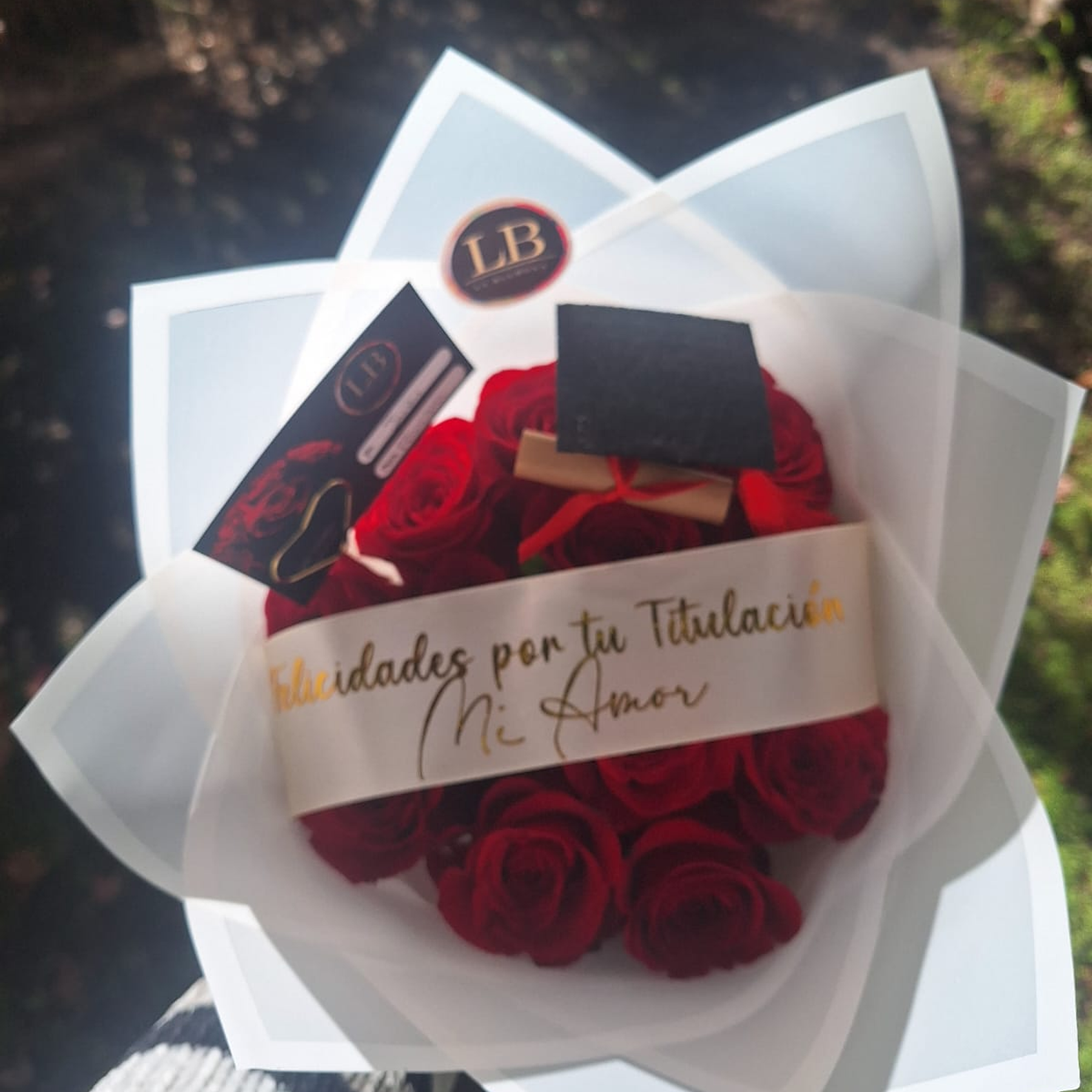 Ramo para la Graduada, 12 rosas naturales  2