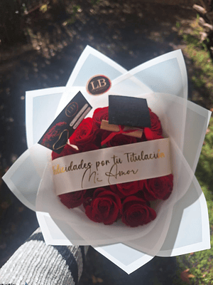 Ramo para la Graduada, 12 rosas naturales 