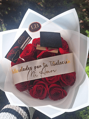 Ramo para la Graduada, 12 rosas naturales 
