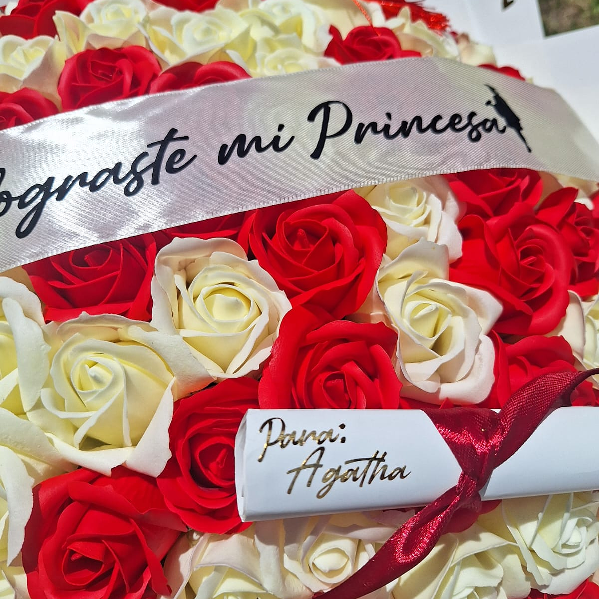 Ramo de 150 Rosas eternas de Graduada 2