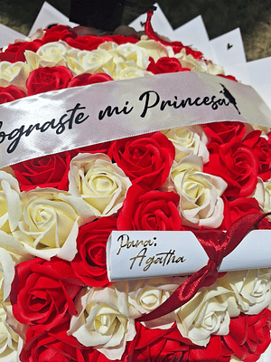 Ramo de 150 Rosas eternas de Graduada