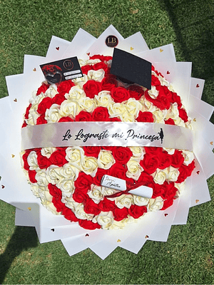 Ramo de 150 Rosas eternas de Graduada