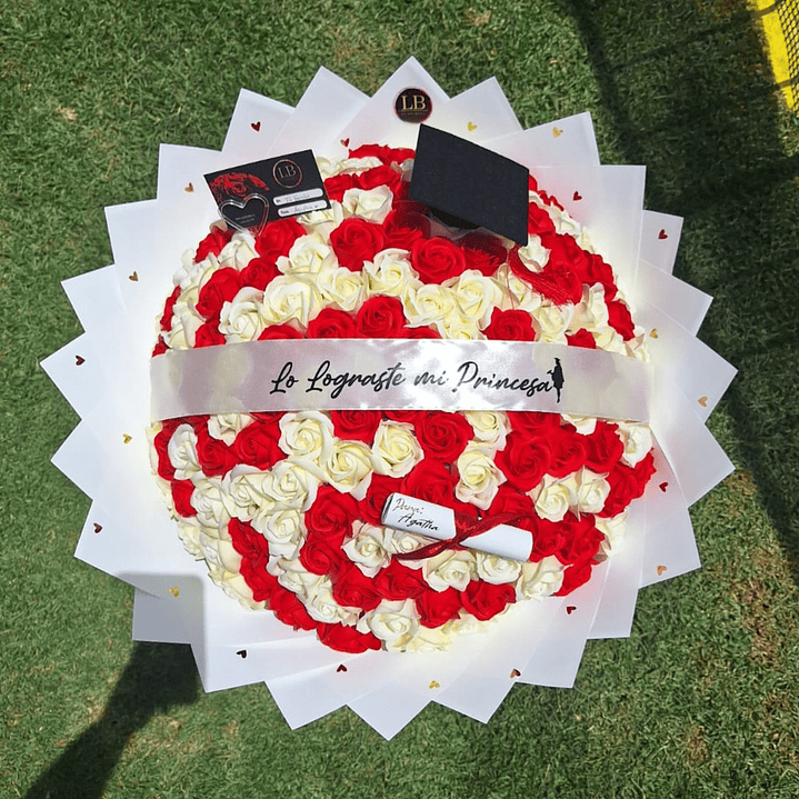 Ramo de 150 Rosas eternas de Graduada 1