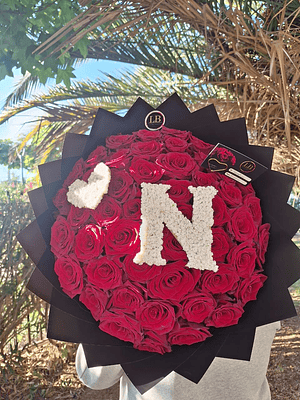 Ramo de 50 Rosas Naturales + Inicial 