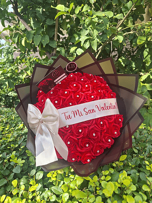 Tu mi San Valentín / Ramo de 50 Rosas Eternas 