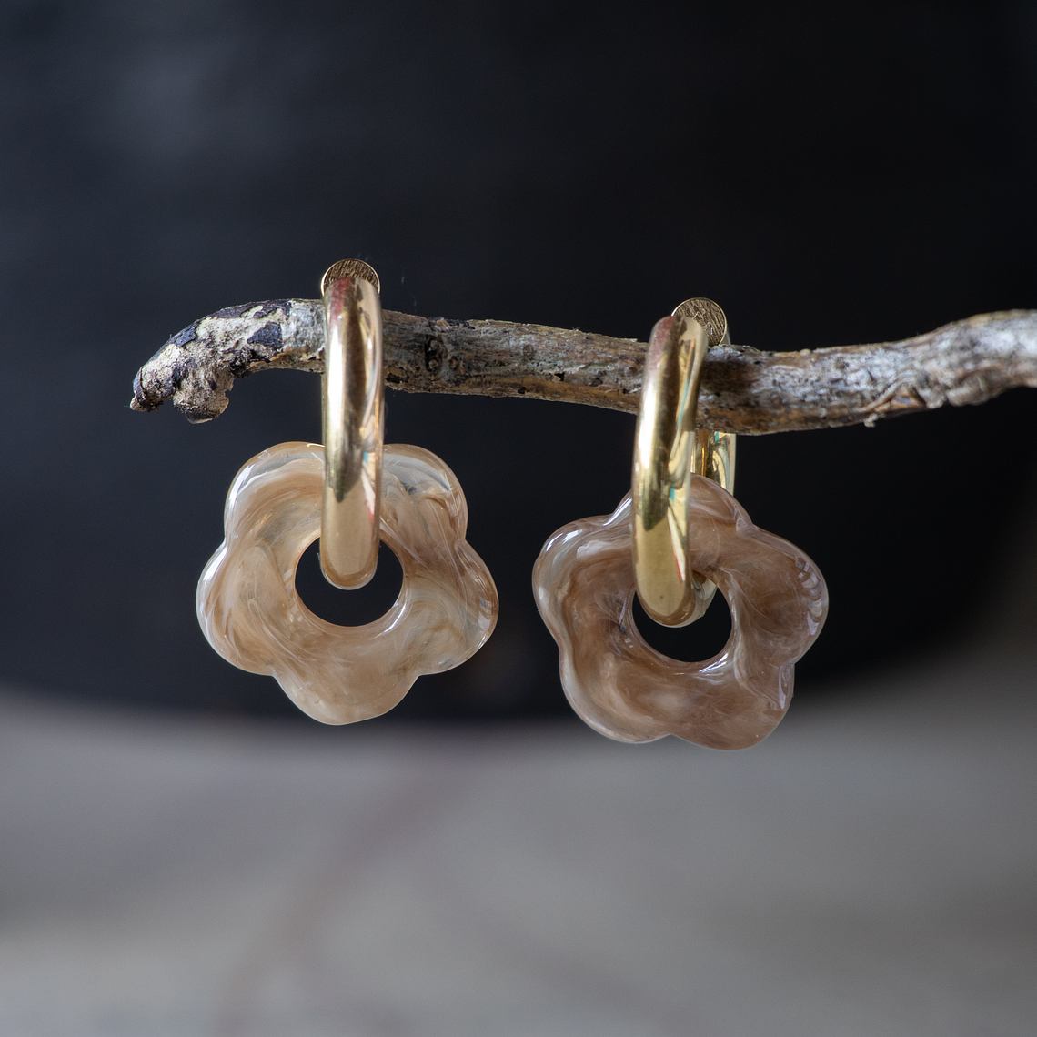 Charms Flores Resina Café Claro 1