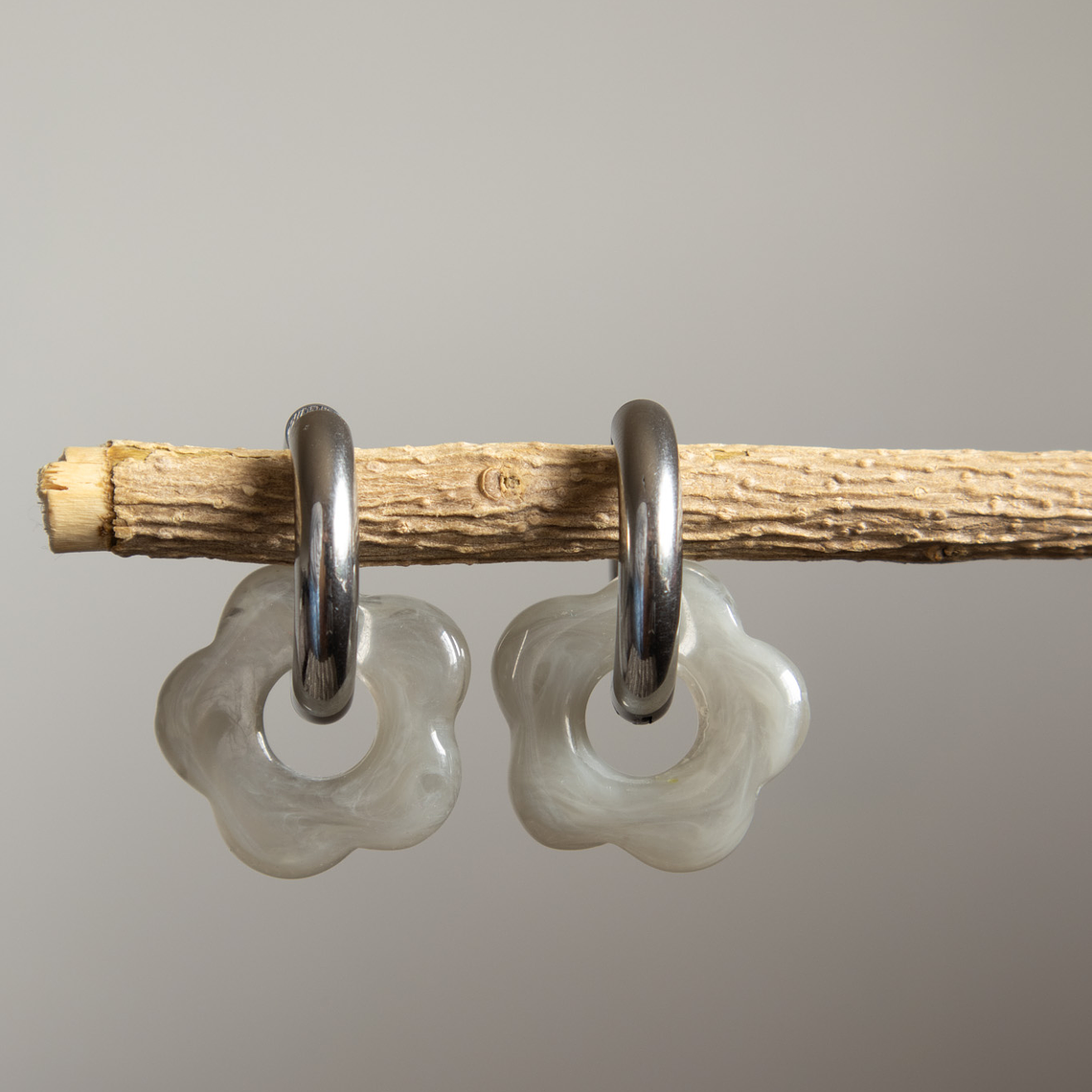 Charms Flores Resina Gris 1