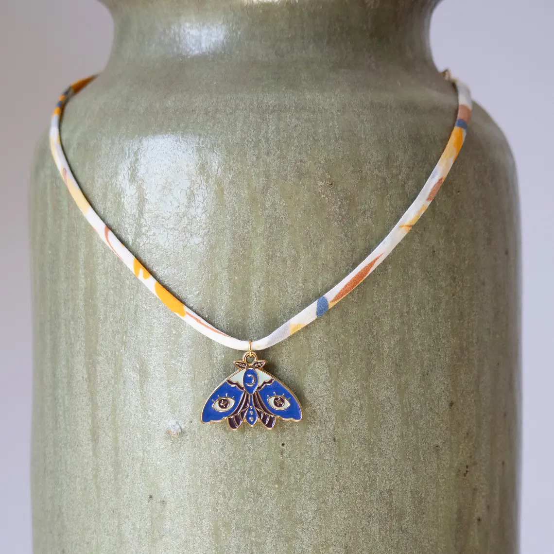 Collar | Seda Amarilis Mariposa Azul 1