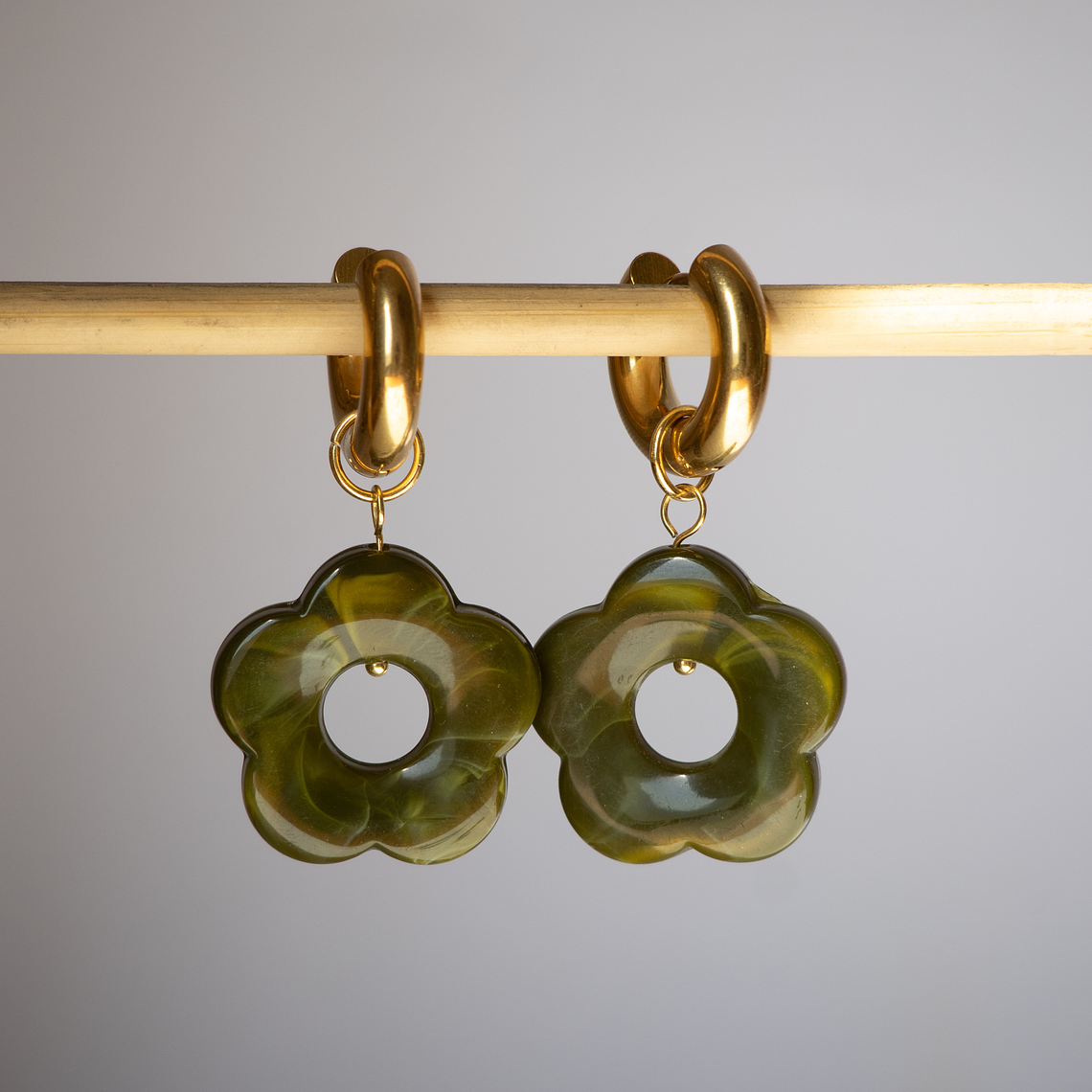 Charms Flores Resina Verde Musgo Base Gold 1