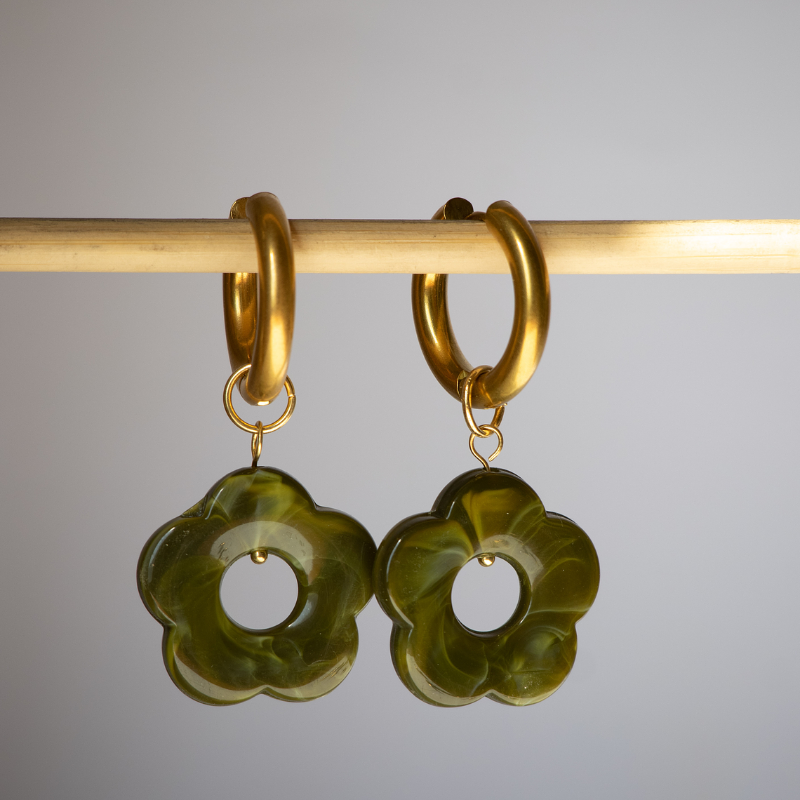 Charms Flores Resina Verde Musgo Base Gold 2