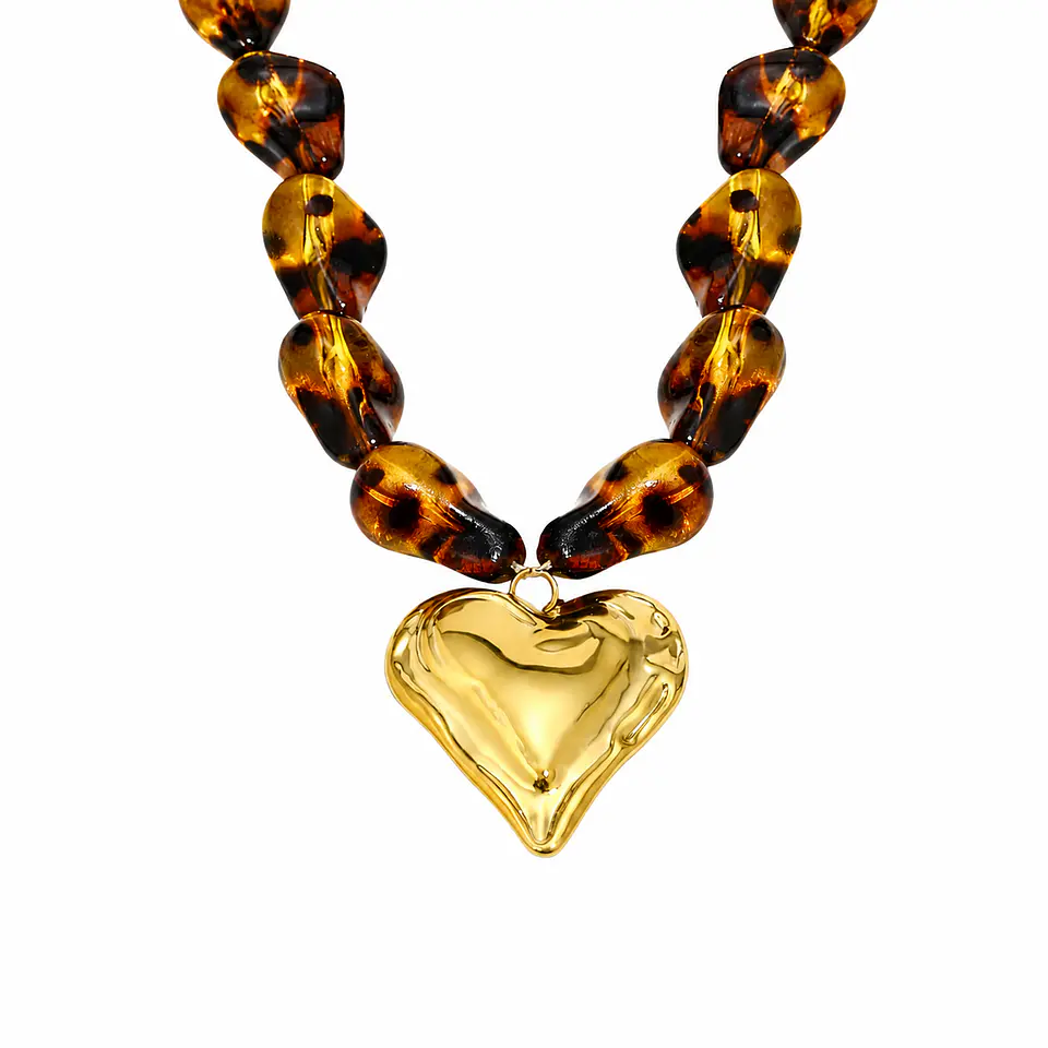 Collar de resina con corazon 1