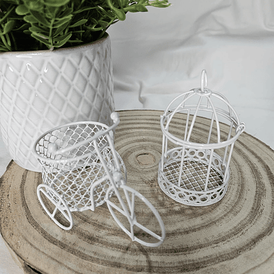 Gaiola e bicicleta em metal