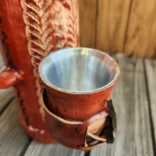 Termo Artesanal Paraguayo – Cuero Rústico y Kit Integrado 