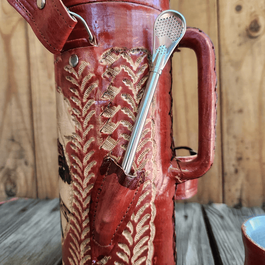 Termo Artesanal Paraguayo – Cuero Rústico y Kit Integrado 