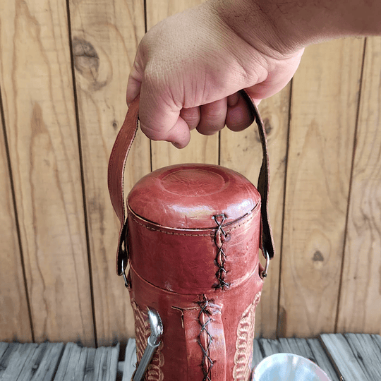 Termo Artesanal Paraguayo – Cuero Rústico y Kit Integrado 