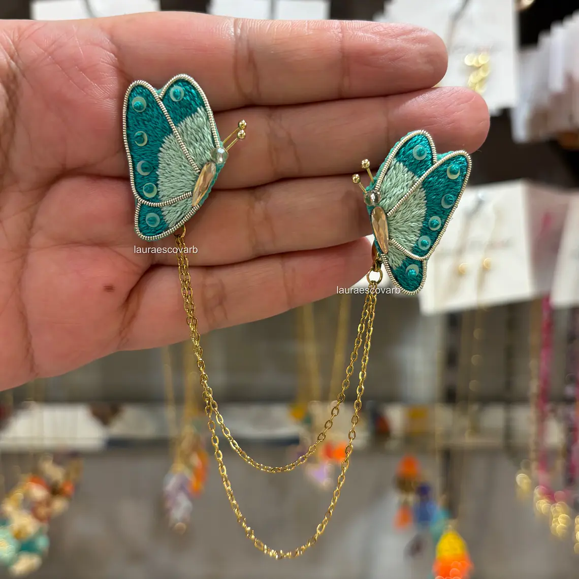 Prendedor Dúo de mariposas bordadas en hilo 1