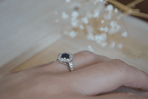 Anillo oro blanco y zafiro