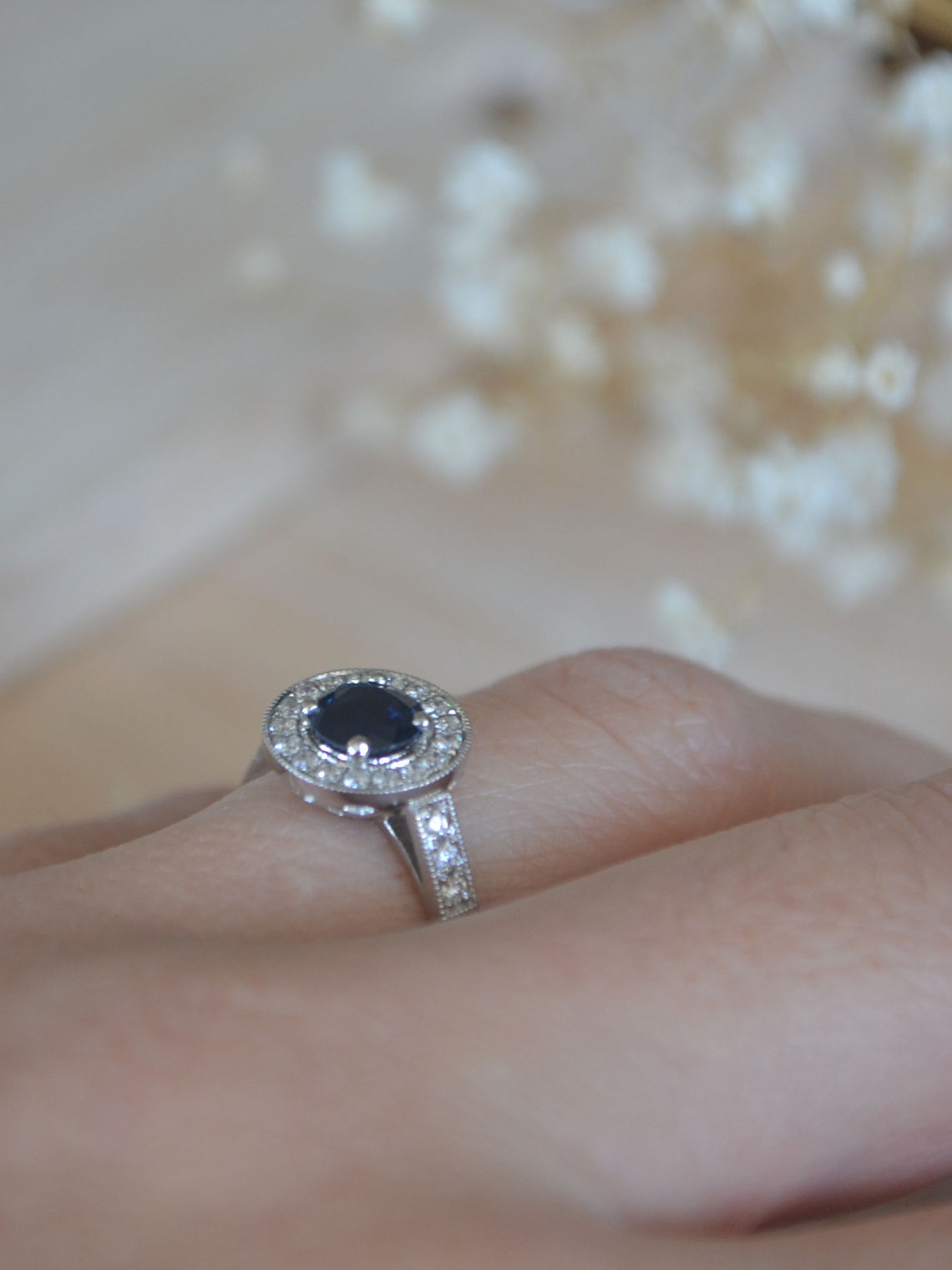 Anillo oro blanco y zafiro 1