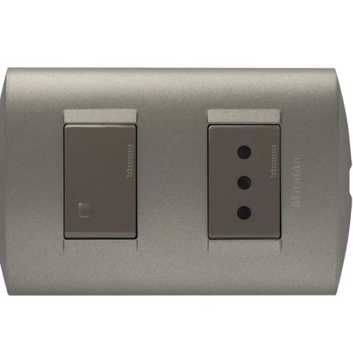 BTICINO PLACA ENCHUFE 3 TOMAS, 2P+T, 10A, MINK/TERRA