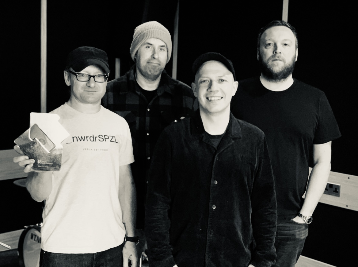 Mogwai alcanza un histórico #1 en Reino Unido con “As The Love Continues”