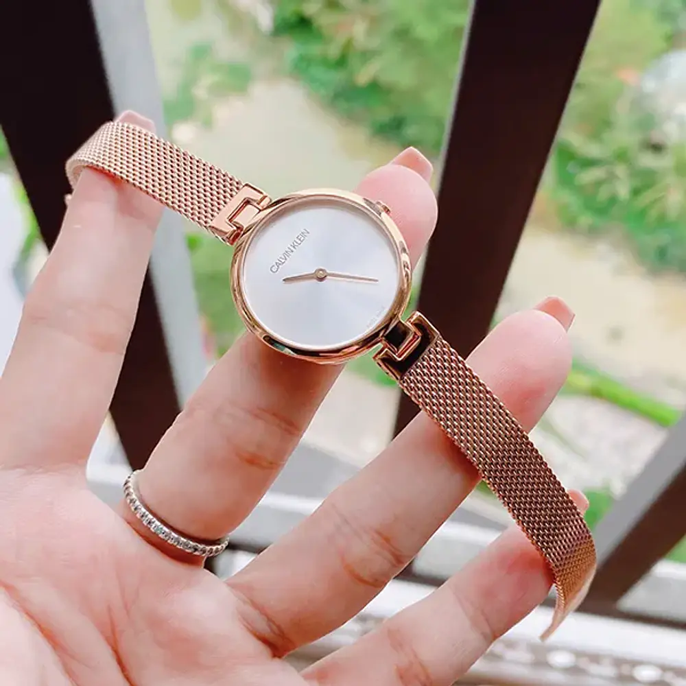 Reloj a cuarzo Calvin Klein para dama; modelo K8G23626, en tono oro rosa.