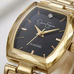 Reloj a cuarzo, para dama, marca Jessica Simpson, modelo Diamond, con caja cuadrada, correa de metal dorado