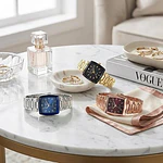 Reloj a cuarzo, para dama, marca Jessica Simpson, modelo Diamond, con caja cuadrada, correa de metal dorado