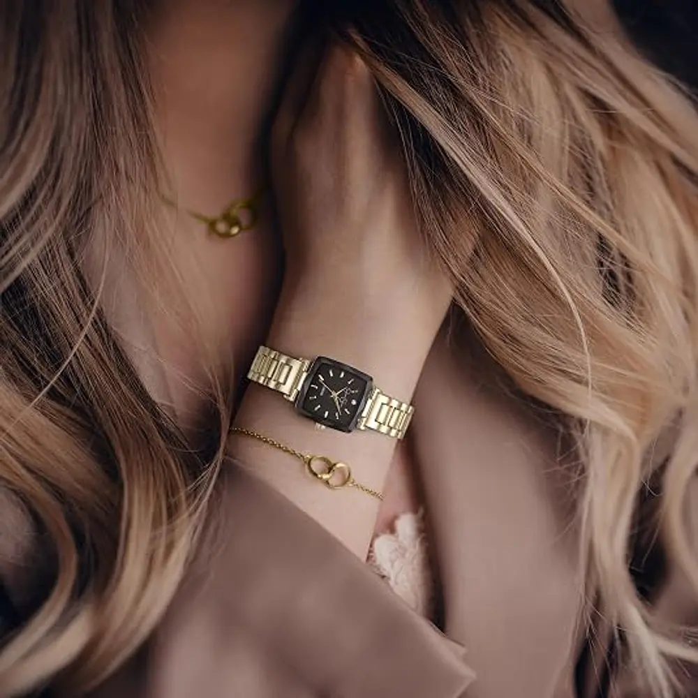 Reloj a cuarzo, para dama, marca Jessica Simpson, modelo Diamond, con caja cuadrada, correa de metal dorado