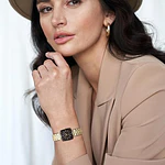Reloj a cuarzo, para dama, marca Jessica Simpson, modelo Diamond, con caja cuadrada, correa de metal dorado
