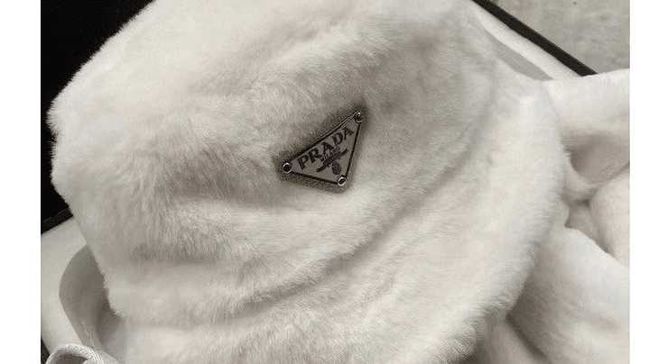 Bucket peludo Prada 1