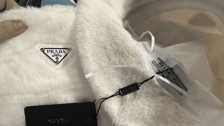 Bucket peludo Prada 2