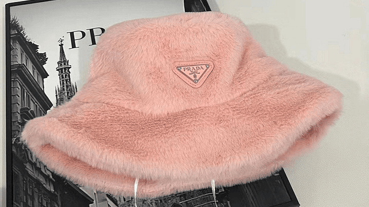 Bucket peludo Prada 4