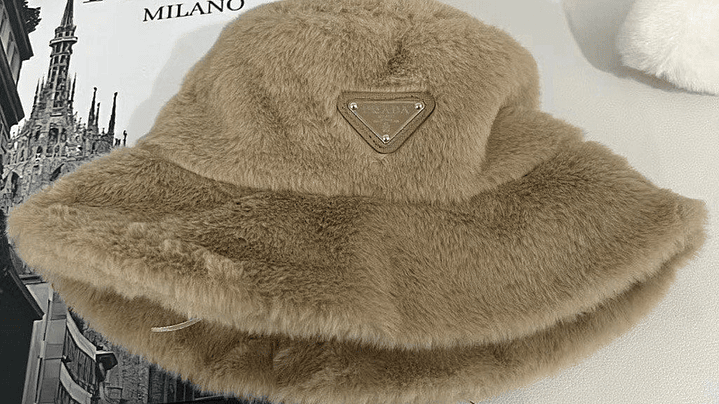 Bucket peludo Prada 5