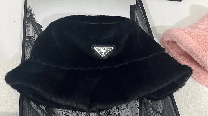 Bucket peludo Prada 6