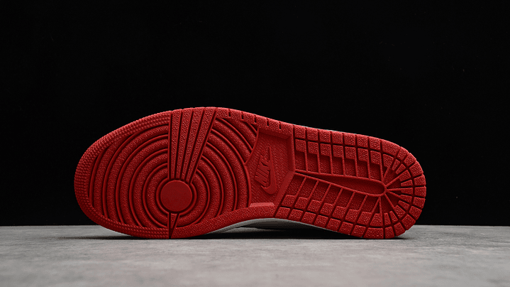 Jordan 1 mid bred toe 4