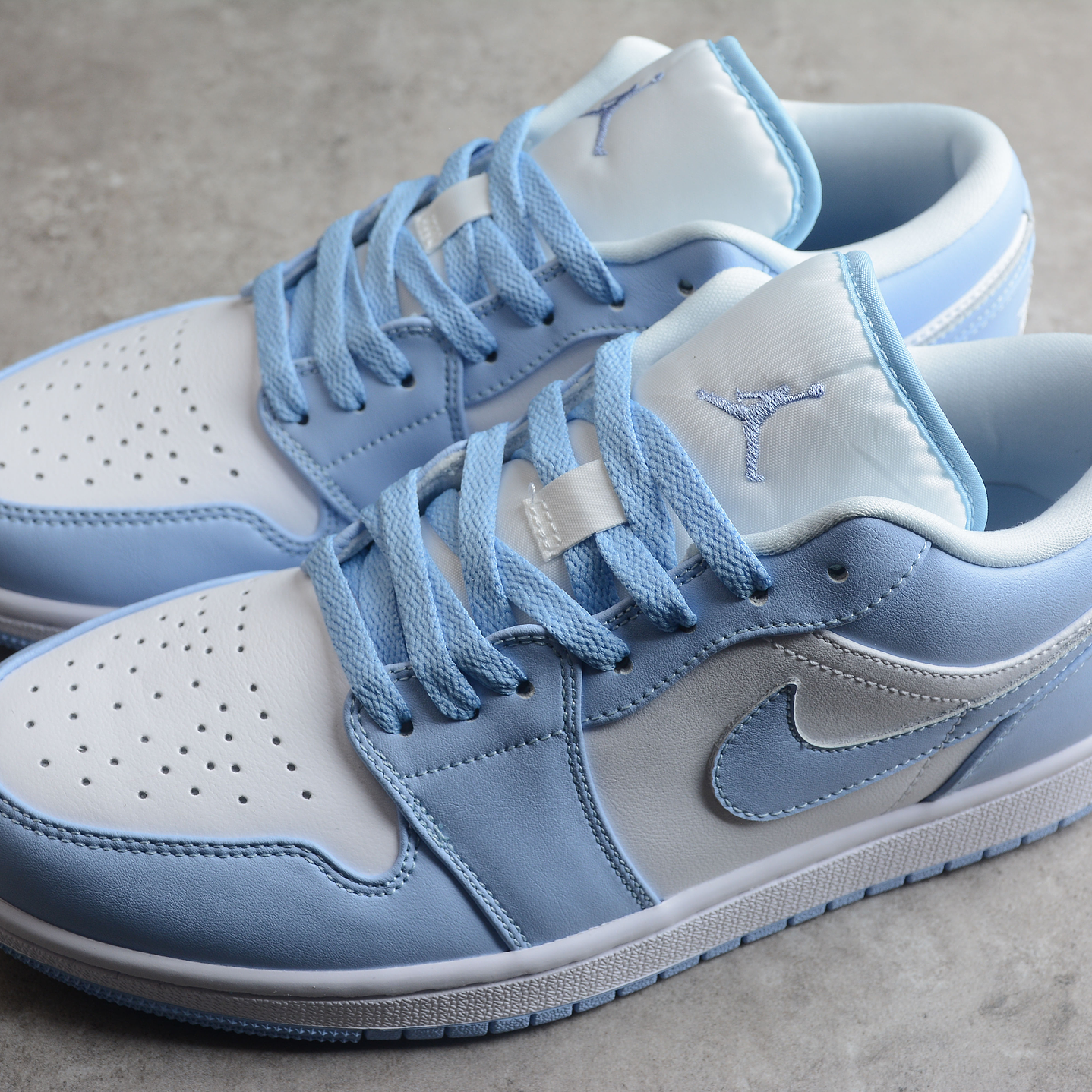 Jordan 1 low ice blue 4