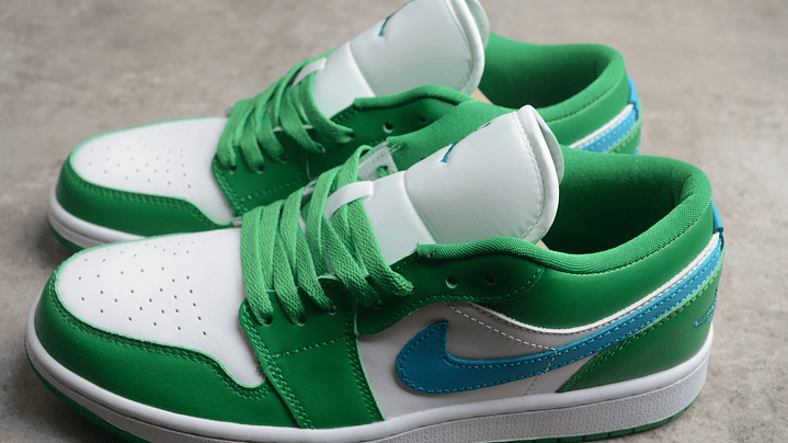 Jordan 1  low lucky green aquatone 4