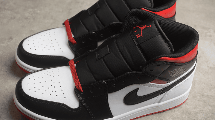 Jordan 1 Mid Gym Red/Black Toe 4