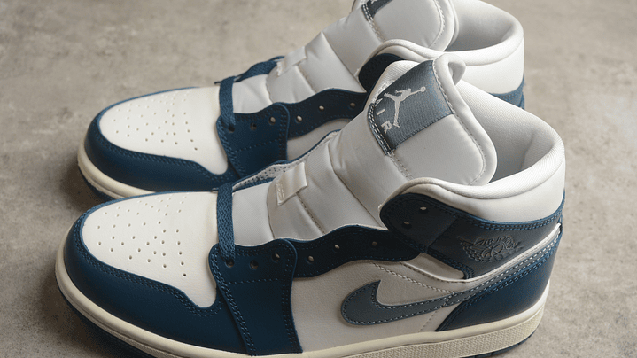 Jordan 1 Mid sky j french blue 4